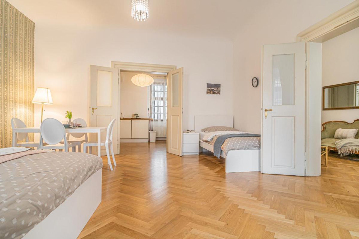 Appartamento Bright & Spacious At Mala Strana, Charles Bridge 3 Min Of Walk Praga Esterno foto