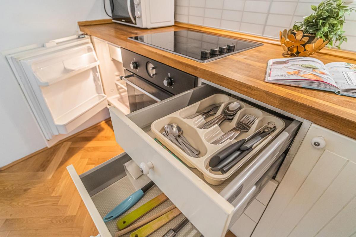 Appartamento Bright & Spacious At Mala Strana, Charles Bridge 3 Min Of Walk Praga Esterno foto