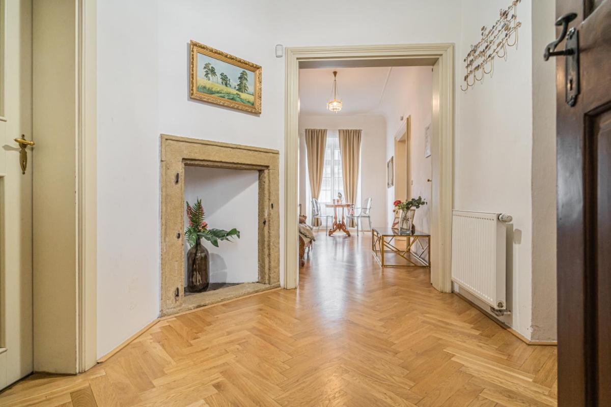 Appartamento Bright & Spacious At Mala Strana, Charles Bridge 3 Min Of Walk Praga Esterno foto